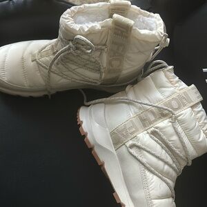 White North Face winter Boots size 8